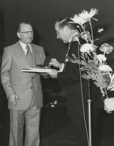 199043 Burgemeester van der Lee feliciteert PSV-trainer Kees Rijvers: overhandigen van aandenkens en bloemen, 05-03-1974
