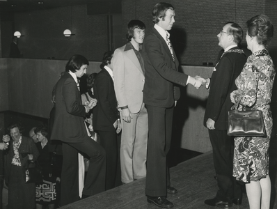 199047 Burgemeester van der Lee feliciteert de voetballers en hun echtgenotes, 05-03-1974