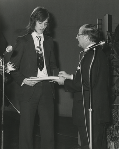 199048 Burgemeester van der Lee feliciteert Ralf Edström: overhandigen van aandenkens, 05-03-1974