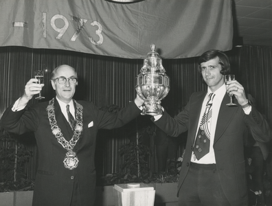 199050 Burgemeester van der Lee en PSV-aanvoerder Willy van der Kuijlen heffen het glas en de beker, 05-03-1974