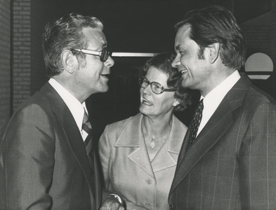 199059 Oud wethouder Gerard van der Kruijs in gesprek met vertrekkend wethouder Kees van Zwet en echtgenote, 13-09-1974