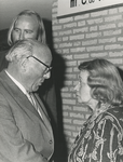 199060 Vertrekkend wethouder mr. C.H.J.H.J. (Corrie) de Vries-van Haaften neemt afscheid, op de achtergrond het pas ...