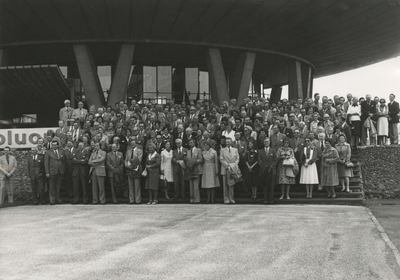 199142 Congres van de Vereniging van Nederlandse Reinigingsdirecteuren : Groepsfoto van de deelnemerns voor het ...