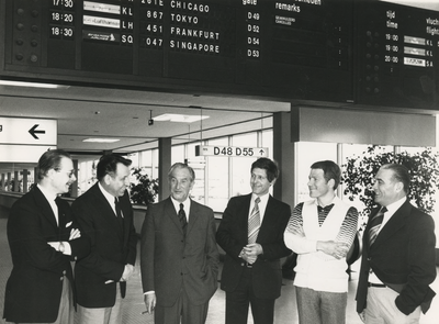 199199 Vertrekhal Schiphol: delegatie die vertrekt naar Japan, 17-05-1977