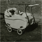 220778 Nelly Verhoeven in de kinderwagen, 1941
