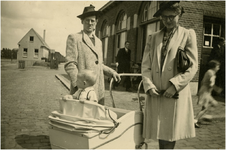 220779 Truus Kersten, N.N. en Nelly Verhoeven in de kinderwagen voor station Helmond, 1941
