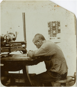 220793 De werkplek van en met graveur Piet v.d. Linden, 1898 - 1903