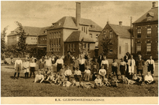 220944 Een groep jongens die verbleven in de gezondheidskolonie, 1930 - 1950