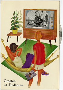 220993 Prentbriefkaart met op de televisie - tv een foto van de 'Zonnewijzer' gemaakt door Fred Carasso en Louis Kalff, ...