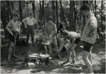 221058 Een serie van 11 foto's van het kamperen door padvinders. Voedselbereiding: het koken van de wame maaltijd in ...