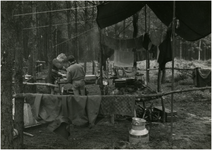 221062 Een serie van 11 foto's van het kamperen door padvinders. Voedselbereiding: het koken in een gepionierde keuken ...
