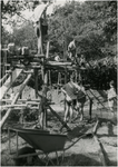 221063 Een serie van 11 foto's van het kamperen door padvinders. Het pionieren van de ingang door padvinders, 1950 - 1960