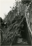 221065 Een serie van 11 foto's van het kamperen door padvinders. Een primitieve slaapplaats, 1950 - 1960