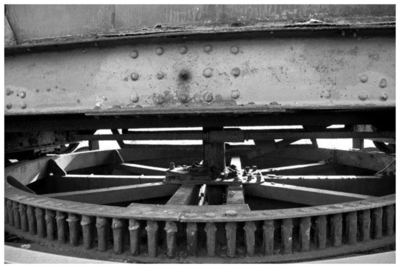 221274 Kanaaldijk Z.O., wiel kraanbaan. Omschrijving fotograaf: industrieel erfgoed Helmond op het terein van Slits, ...