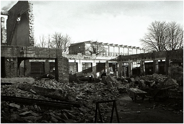 221390 Kanaaldijk N.W. Ruïne fabriek Carp na brand. Op de achtergrond Vlisco, gebouw 1911. Deel 1 van drieluik (zie ...