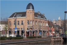 221452 Kanaaldijk N.W., hoek Steenweg, voormalige gebouw Helmondsche Bank, later Amsterdamse Bank, met daarin gevestigd ...