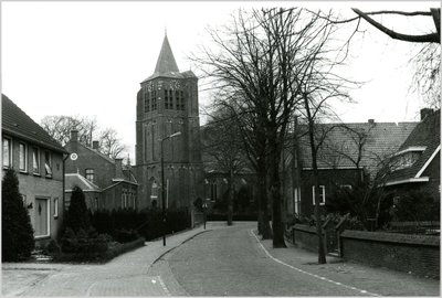 227185 Sint Genovevastraat, met de R.K. Genoveva van Parijskerk op nr. 14, 1940 - 1970