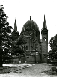 227192 RK H. Naam Jezus kerk, Offermanstraat1, vooraanzicht, 1960 - 1980