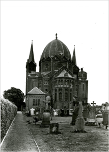 227193 RK H. Naam Jezus kerk, Offermanstraat1, achterkant gezien vanaf het kerkhof, 1960 - 1980