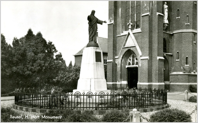 227205 H. Hart Monument, voor de kerk, 1940 - 1970
