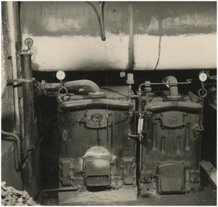 250423 Een serie van 11 foto's betreffende het badhuis Lavendelplein 56. Machinekamer, 19-10-1953