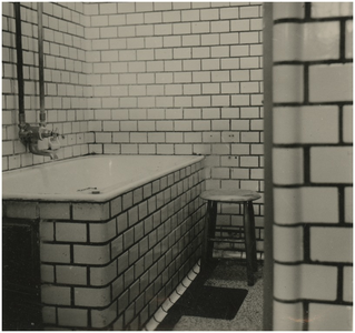 250424 Een serie van 11 foto's betreffende het badhuis Lavendelplein 56. Badkamer, 19-10-1953