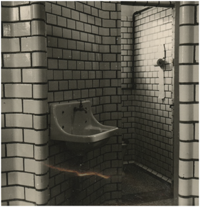 250425 Een serie van 11 foto's betreffende het badhuis Lavendelplein 56. Fontein in toiletruimte, 19-10-1953