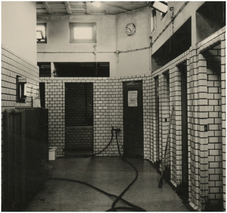 250427 Een serie van 11 foto's betreffende het badhuis Lavendelplein 56. Gang, 19-10-1953