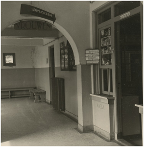 250428 Een serie van 11 foto's betreffende het badhuis Lavendelplein 56. Kleedruimte vrouwen, 19-10-1953