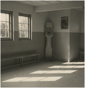 250429 Een serie van 11 foto's betreffende het badhuis Lavendelplein 56. Kleedruimte, 19-10-1953