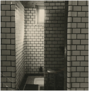 250430 Een serie van 11 foto's betreffende het badhuis Lavendelplein 56. Douche, 19-10-1953