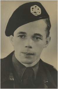 250506 P.A.G. v.d. Linden : militair in uniform, 1940 - 1950