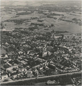 250513 Luchtfoto van Oirschot: - Sint Petruskerk (midden); - kanaal en Koestraat (onderkant); - klooster (linksonder)., ...