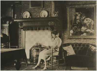 250951 Woonkamer in vermoedelijk het schoolhuis, van en met Jeanne van Bergeijk - Crielaars, 1890 - 1910