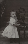 250953 Klederdracht eind 19e eeuw : jongen in jurk, met een speelgoed trekpaard, 1890 - 1910