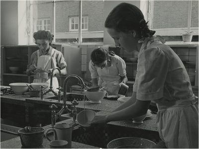 251624 Kookles voor leerlingen van de huishoudschool in de Jan van Lieshoutstraat, 1950