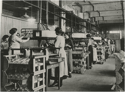 251747 Het productieproces in de gloeilampenfabriek van Philips NV: vrouwelijk personeel, 1910 - 1925