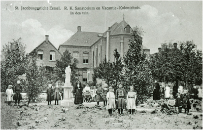 251783 Meisjes, een zuster en een priester in de tuin van het St. Jacobusgesticht in Eersel, 1910 - 1920
