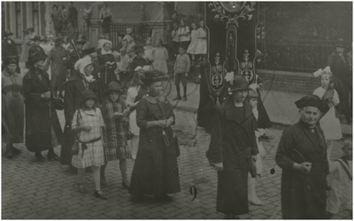 251796 Processie, vermoedelijk van Geldrop naar Handel, ca. 1910