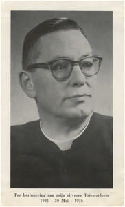 251845 Herinneringsprentje van pastoor Martien van Dijk ter gelegenheid van zijn 25-jarig priesterfeest, 1956