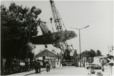 252033 Het plaatsen van een Spitfire bij de toegangspoort van de officiersmess op Vliegbasis Welschap, 1962