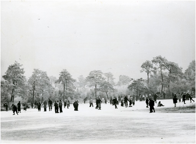 252101 Het schaatsen op het Karperven, Stratumse Heide, 14-01-1953
