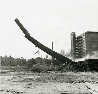 252189 De sloop van sigarettenfabriek Phillip Morris, Kanaalstraat 3, 1982