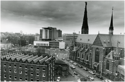 252214 Panorama van de Kanaalstraat. Links sigarettenfabriek Philip Morris en rechts de Paterskerk, ca. 1980
