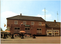252515 St. Cornelisstraat, met café-zaal de Bijenkorf op nr. 1 en daar langs de Vivo winkel, 1960 - 1979