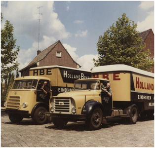 252638 Een serie van 3 foto's betreffende de Holland Brabant Express : Het poseren van de chauffeurs voor de ...