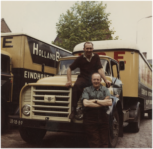252639 Een serie van 3 foto's betreffende de Holland Brabant Express : Het poseren van de chauffeurs in de cabines van ...