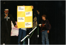 252790 Serie van 3 foto's betreffende een demonstratie van basisscholen tegen vandalisme : Schooljeugd met spandoeken, 1995