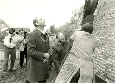 252930 Serie van 2 foto's ter gelegenheid inwerking stellen gerestaureerde molen Sint Victor. Burgemeester Henk Bosman, 1984
