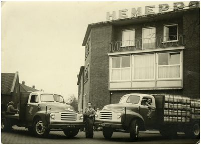 253102 Melkfabriek Hemepro aan de Beelsstraat met op de voorgrond twee vrachtwagens van het bedrijf. De chauffeur in de ...